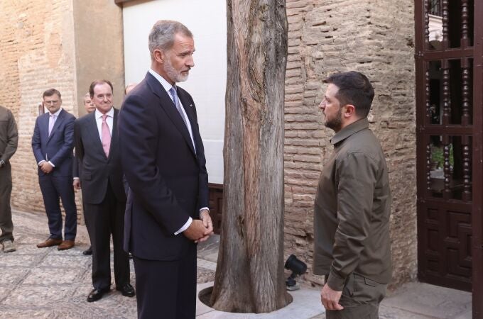 El rey Felipe VI ha mantenido un encuentro en el Palacio de la Alhambra con el presidente de Ucrania, Volodimir Zelenski (d), en el marco de la reunión de la III Cumbre de la Comunidad Política Europea (CPE) que se celebra en Granada. 