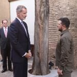 El rey Felipe VI ha mantenido un encuentro en el Palacio de la Alhambra con el presidente de Ucrania, Volodimir Zelenski (d), en el marco de la reunión de la III Cumbre de la Comunidad Política Europea (CPE) que se celebra en Granada. 