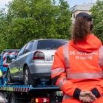 Retirada de vehiculos abandonados por la grua del Ayuntamiento de Madrid del area de Movilidad. David Jar