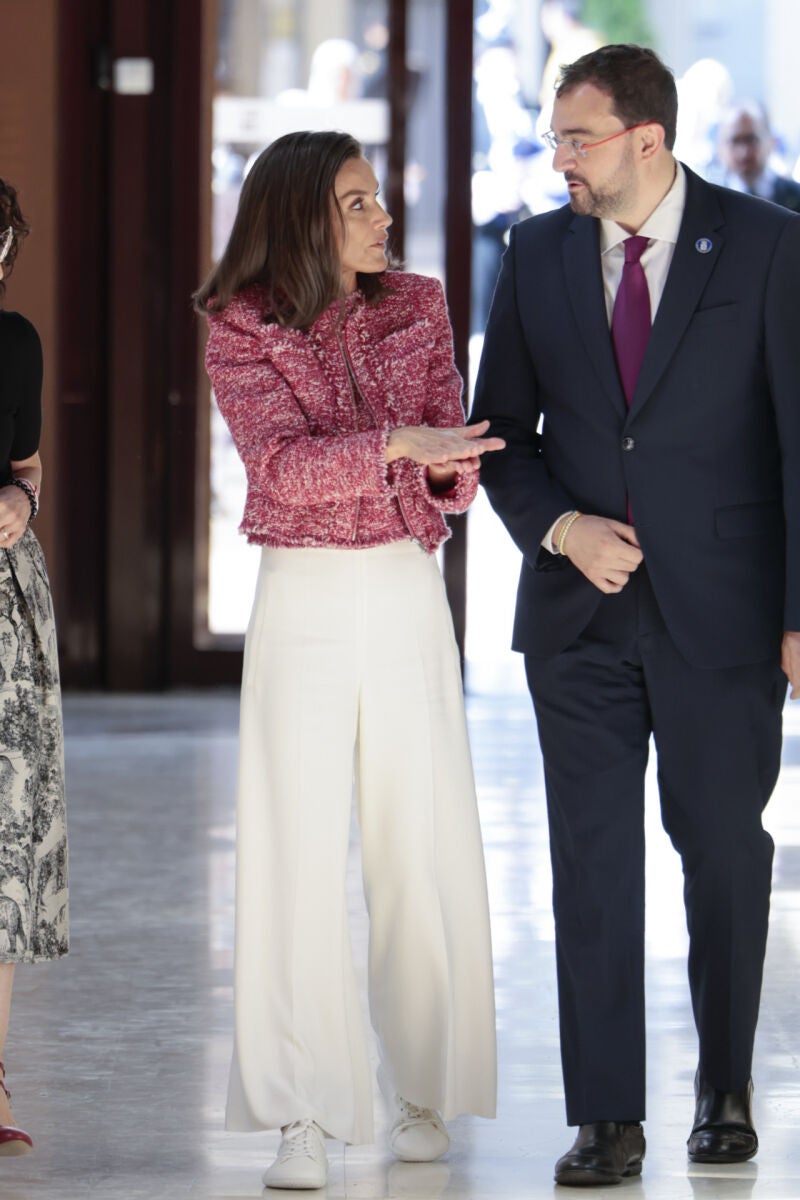 El look de la Reina Letizia en Oviedo.