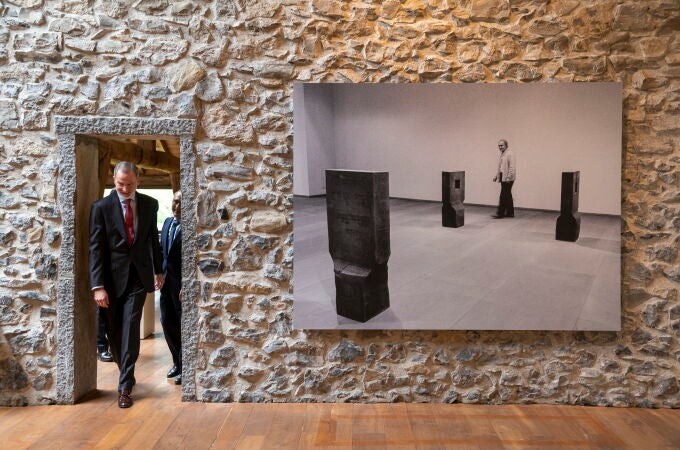 El rey Felipe VI inaugura la exposición '100 años de Eduardo Chillida con la Colección Telefónica'