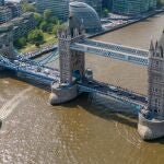 Austriacos hacen historia al volar sobre el Tower Bridge y aterrizar en el río Támesis