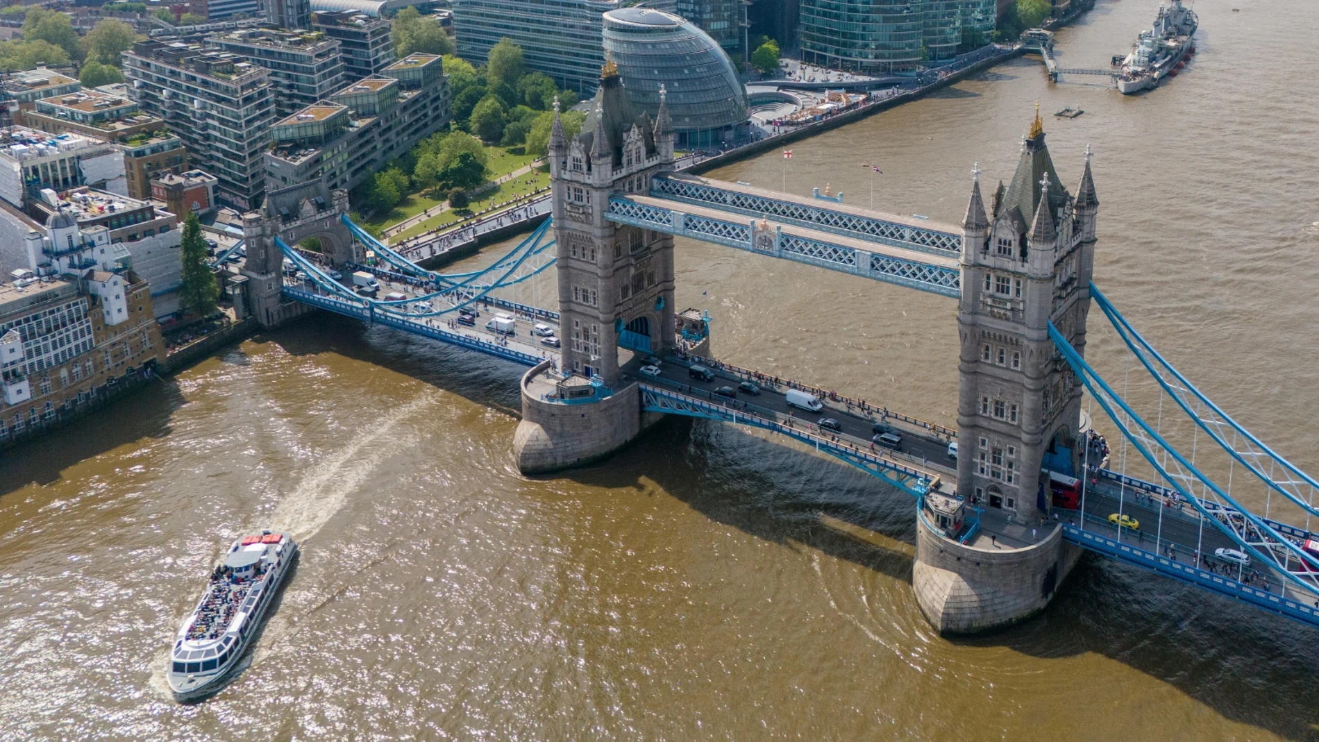 Austriacos hacen historia al volar sobre el Tower Bridge y aterrizar en el río Támesis