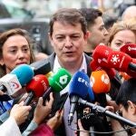 Mañueco atiende a la prensa a su llegada a la sede del PP en la calle Génova