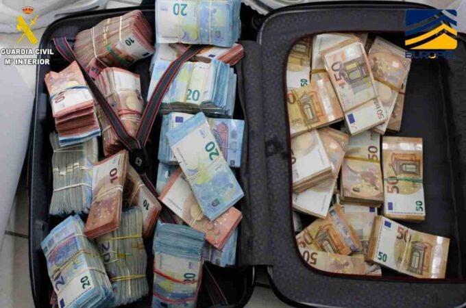 Dinero en efectivo incautado por la Guardia Civil en la operación 'Aparcero' en Iniesta (Cuenca)