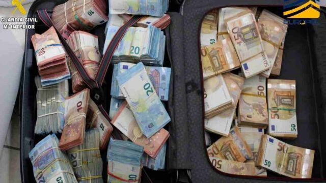Dinero en efectivo incautado por la Guardia Civil en la operación 'Aparcero' en Iniesta (Cuenca)