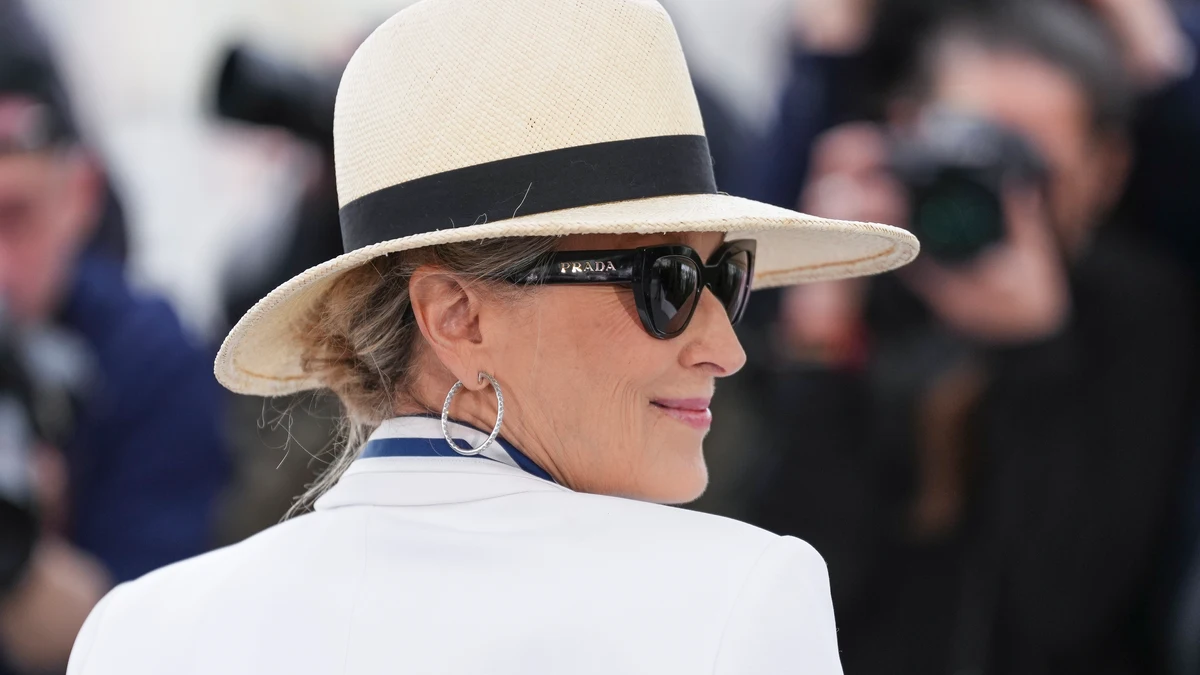 Todo el estilo que podemos pedir es Meryl Streep a sus 74 años llegando al Festival de Cannes con traje blanco y taconazos plateados