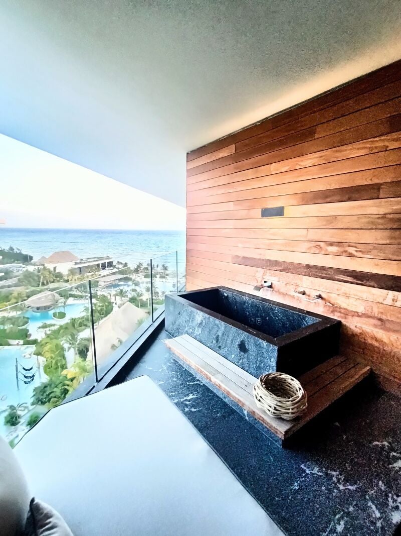 Una imagen de la terraza de la habitación del Hotel Secrets Moxché Playa del Carmen 