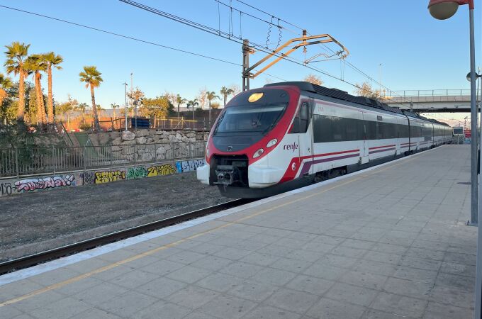 Imagen de archivo de un tren de Cercanías de Renfe de la línea C-1 Málaga-Fuengirola llega a la parada apeadero de Plaza Mayor.