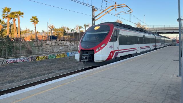 Imagen de archivo de un tren de Cercanías de Renfe de la línea C-1 Málaga-Fuengirola llega a la parada apeadero de Plaza Mayor.