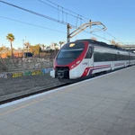 Imagen de archivo de un tren de Cercanías de Renfe de la línea C-1 Málaga-Fuengirola llega a la parada apeadero de Plaza Mayor.