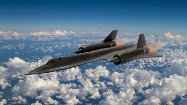 Lockheed SR-71 Blackbird es un avión de reconocimiento estratégico que representó un hito en la historia de la ingeniería aeronáutica y consiguió velocidades que le permitieron ser el más rápido del mundo