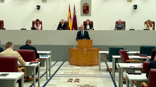 El consejero de Educación, Formación Profesional y Empleo, Víctor Marín, durante su comparecencia en sesión plenaria de la Asamblea Regional.