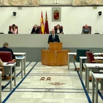 El consejero de Educación, Formación Profesional y Empleo, Víctor Marín, durante su comparecencia en sesión plenaria de la Asamblea Regional.