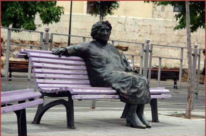 Escultura de Rosa Chacel junto a la Plaza de Poniente de Valladolid