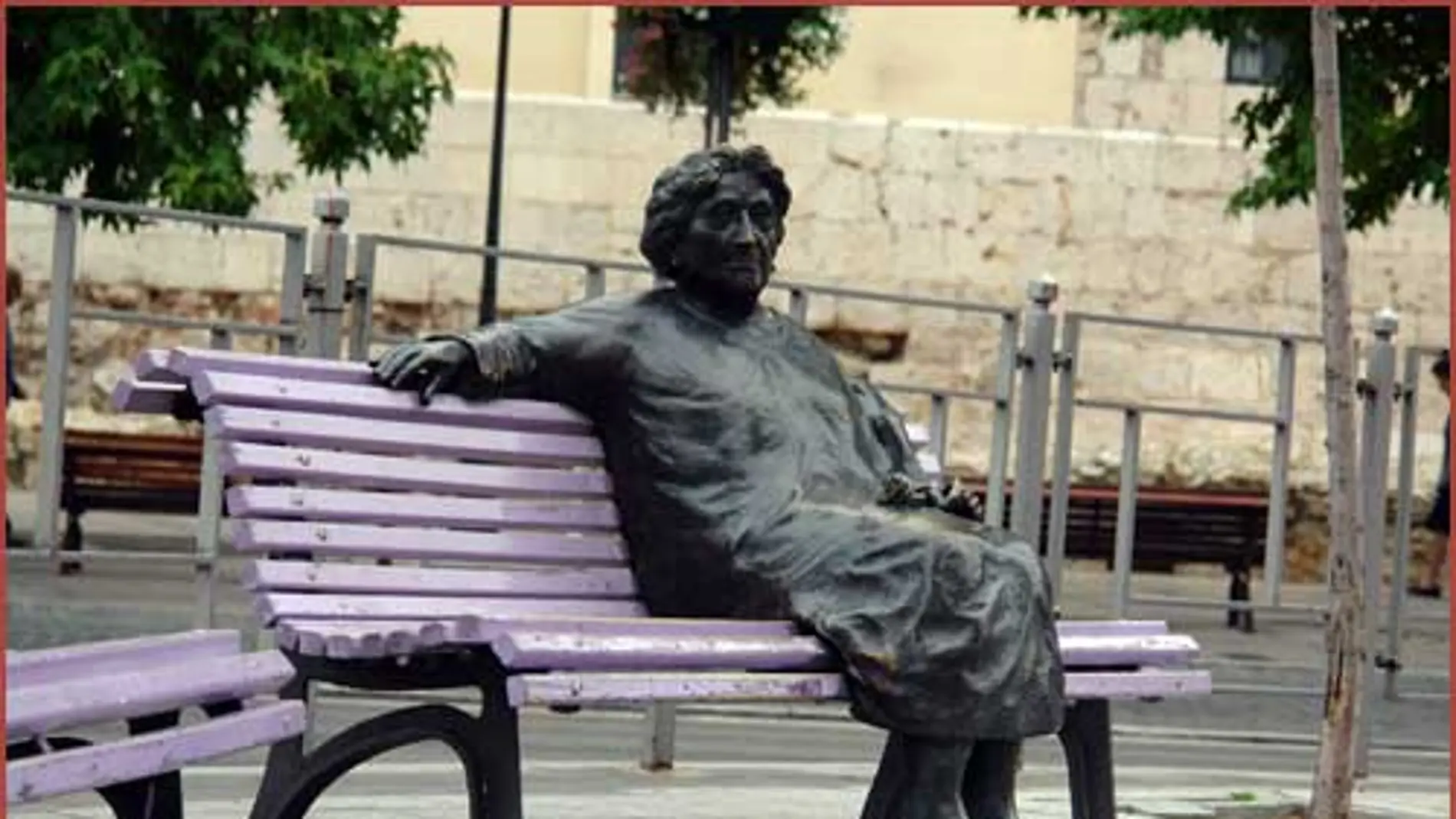 Escultura de Rosa Chacel junto a la Plaza de Poniente de Valladolid