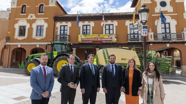 Mañueco participa en la romería de Villalón de Campos, junto a Conrado Íscar, Raquel Alonso y el alcalde José Ángel Alonso, entre otros
