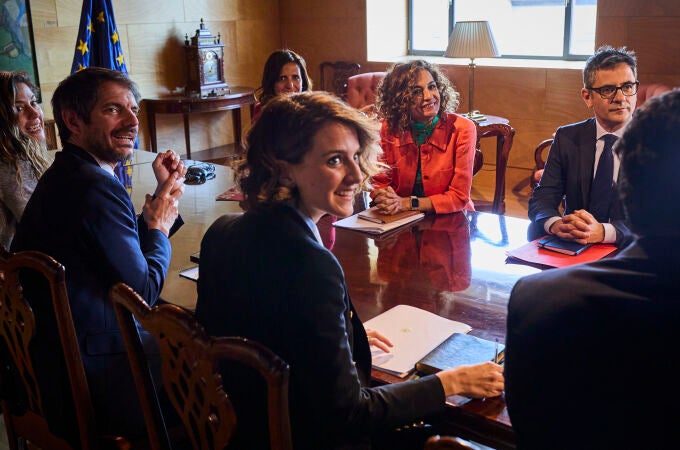 PSOE y Sumar celebran hoy la primera reunión de la comisión de seguimiento que contempla el acuerdo de gobiern