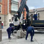 Operarios retiran la escultura derribada