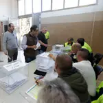 Trabajadores de Acerinox Europa votando