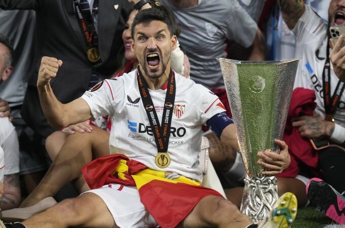 Jesús Navas, con el trofeo de la Liga Europa 2023, su último título con el Sevilla