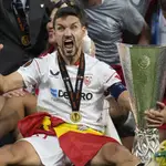 Jesús Navas, con el trofeo de la Liga Europa 2023, su último título con el Sevilla