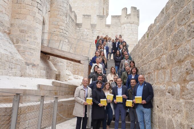 Foto de familia de Conrado Íscar en el castillo de Peñafiel con los representantes de las empresas e instituciones adheridas al proyecto Milla de Oro del Vino