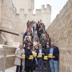Foto de familia de Conrado Íscar en el castillo de Peñafiel con los representantes de las empresas e instituciones adheridas al proyecto Milla de Oro del Vino