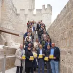 Foto de familia de Conrado Íscar en el castillo de Peñafiel con los representantes de las empresas e instituciones adheridas al proyecto Milla de Oro del Vino