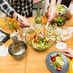 Plato de ensalada en la mesa