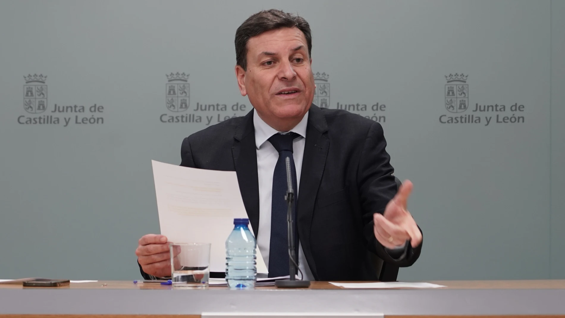 El consejero portavoz Carlos Fernández Carriedo, durante la rueda de prensa