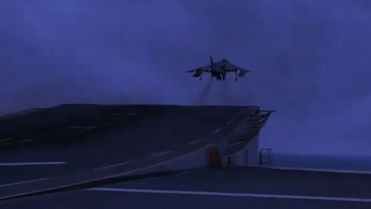 Las espectaculares imágenes de los Harrier aterrizando y despegando sin luz de la cubierta del Juan Carlos I