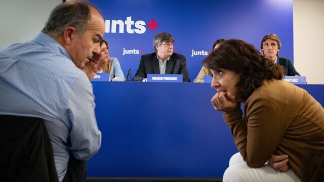 El secretario general de Junts per Catalunya, Jordi Turull (i), el expresidente de la Generalitat y candidato de Junts a las elecciones catalanas, Carles Puigdemont (c), durante una reunión con diputados de Junts, en Les 5 Éléments, a 16 de mayo de 2024, en Perpignan (Francia).