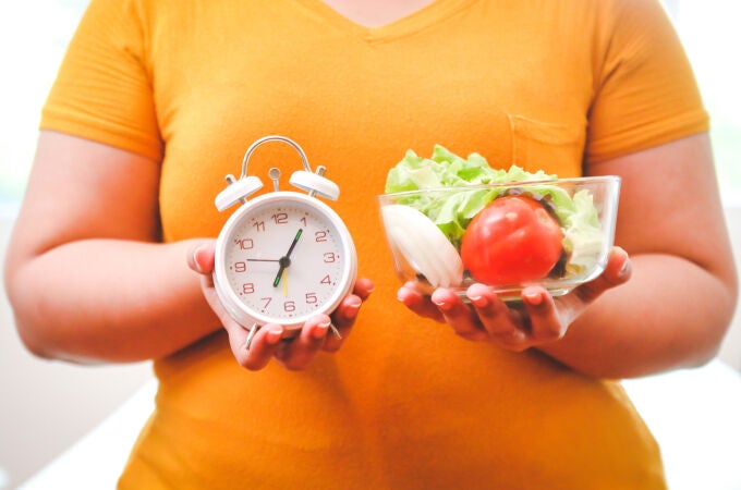 Ajustar el horario de las comidas en vez de centrarse solo en el contenido calórico es un método eficaz y accesible
