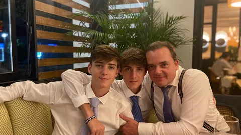 Antonio Morales con sus hijos mellizos, Antonio y Aitor