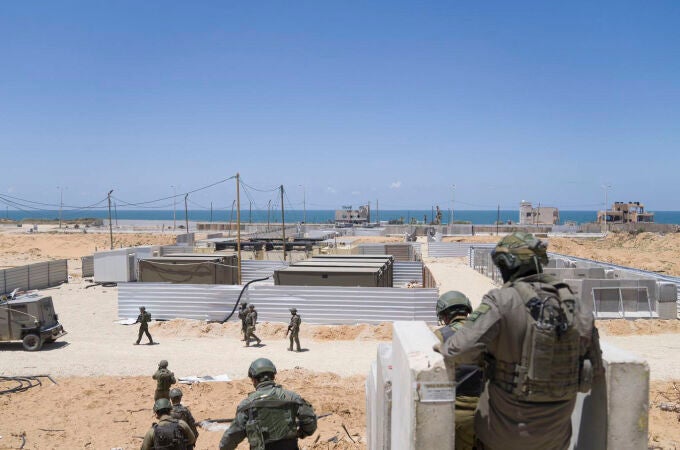 El muelle flotante que permite llevar ayuda a Gaza ha sido anclado en una de sus playas