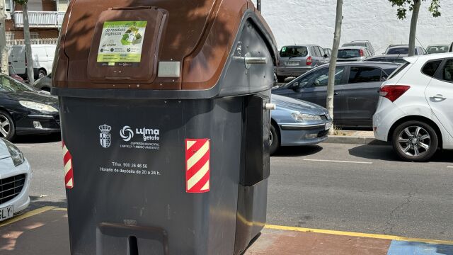 Contenedores de basura con tarjeta para abrirlos