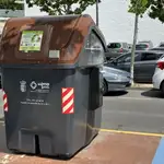 Contenedores de basura con tarjeta para abrirlos