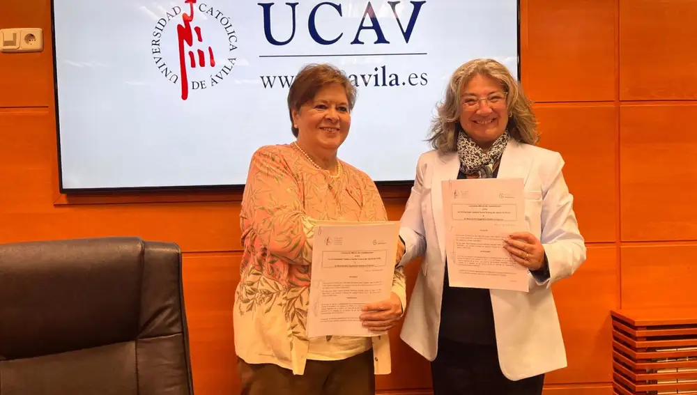 La rectora de la UCAV, María del Rosario Sáez Yugüero, junto a María Dolores Rodríguez, de la AECC, tras firmar el acuerdo