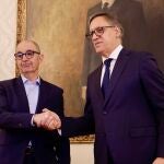 García Carbayo y Pedro Pisonero durante la firma del convenio