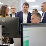 Mañueco junto con la consejera González Corral visitando las instalaciones de NTT Data en Salamanca