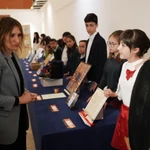 Rocío Lucas visita la exposición de los trabajos presentados al concurso
