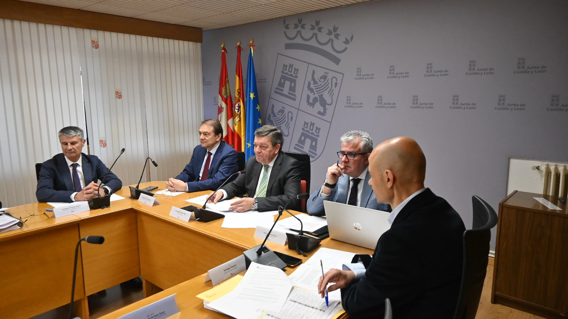 El consejero de la Presidencia, Luis Miguel González gago, preside el Consejo de Cooperación Local