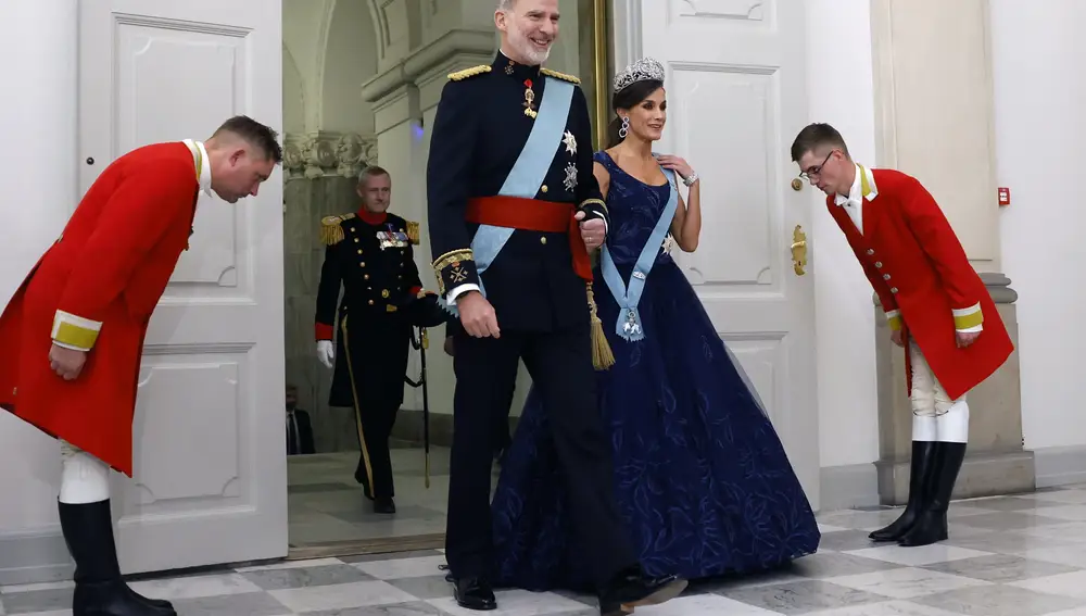 Los reyes de España, Felipe y Letizia, a su llegada a la cena de gala ofrecida en el Palacio de Christiansborg, dentro de la visita de estado de tres días de los reyes de España a Dinamarca, este lunes en Copenhague.