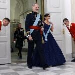 Los reyes de España, Felipe y Letizia, a su llegada a la cena de gala ofrecida en el Palacio de Christiansborg, dentro de la visita de estado de tres días de los reyes de España a Dinamarca, este lunes en Copenhague.