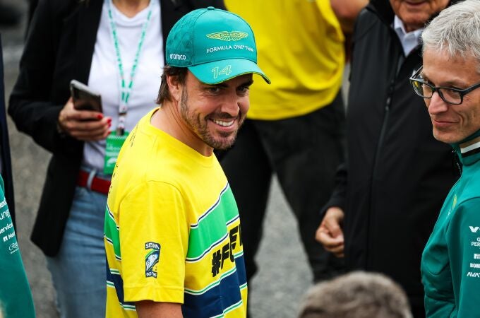 Fernando Alonso sonríe en Imola