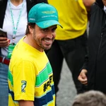 Fernando Alonso sonríe en Imola