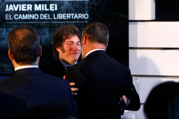 El presidente de Argentina, Javier Milei, saluda a Santiago Abascal, durante la presentación de su libro “El camino del libertario” .
