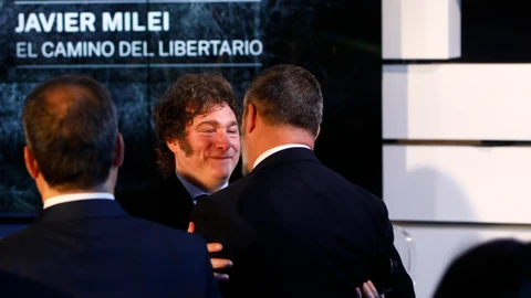El presidente de Argentina, Javier Milei, saluda a Santiago Abascal, durante la presentación de su libro “El camino del libertario” .
