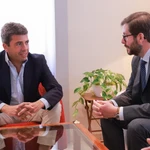 El presidente de la Generalitat, Carlos Mazón, se ha reunido hoy en Alicante con el presidente de la Federación de Asociaciones de Jóvenes Empresarios de la Provincia de Alicante, Alfonso Calero